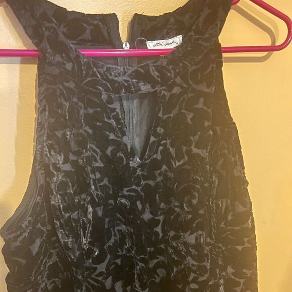 NWT Ultra Pink large black velvet top - Picture 5 of 9